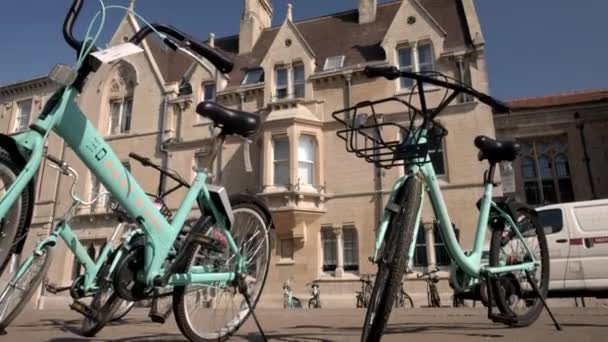 Kamera Steigt Hinter Fahrrädern Auf Balliol College Enthüllen — Stockvideo