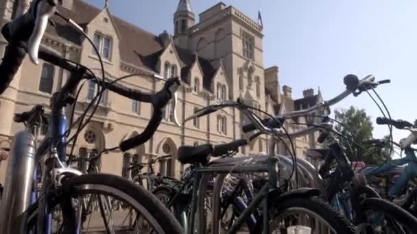 相机从自行车后面升起 揭示巴利奥尔学院 — 图库视频影像