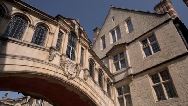 Inclinado Desde Arco Del Puente Hertford Oxford — Vídeos de Stock