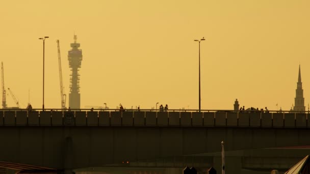 Silhouette Coucher Soleil Pont Londres Tour Les Gens Traversent Pont — Video