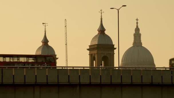 Длинный Выстрел Пешеходов Двух Автобусов Пересекающих Лондонский Мост Закате Очертания — стоковое видео