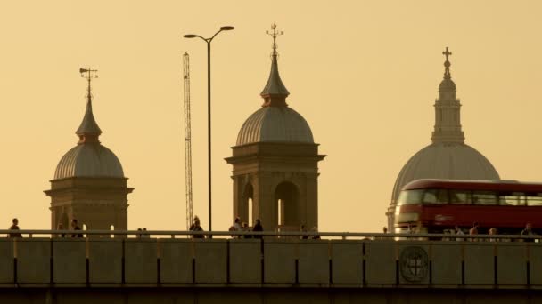 Długi Strzał Pieszych Dwóch Autobusów Przekraczających London Bridge Zachodzie Słońca — Wideo stockowe