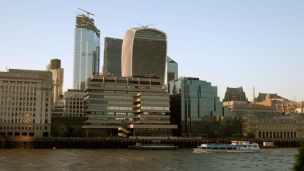 ロンドン橋の桟橋から見たロンドンシティ ロンドンのスカイライン ロンドン リバー クルーズ船がテムズ川を通過 — ストック動画