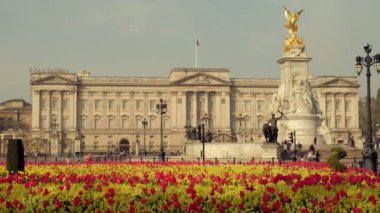 Victoria Anıtı tarafından çerçeveli Buckingham Sarayı önünde çiçeklerstatik orta çekim