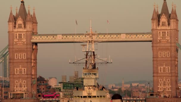 タワーブリッジに囲まれたHmsベルファストの橋の長い静的なショット 春の夕方の日没時に撮影 — ストック動画