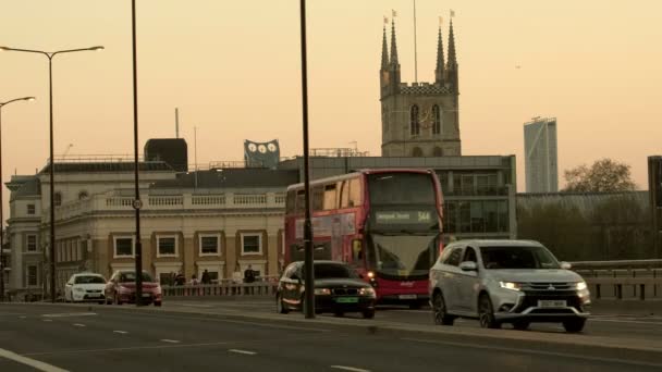 London Vereinigtes Königreich April 2019 Der Abenddämmerung Überqueren Busse Und — Stockvideo