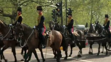Kraliyet Topçu kralları Birliği Buckingham Sarayı, Londra 'da Guard değiştirme rotasında. Birdcage yürümek doğru bakarak alınmıştır