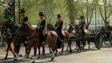 Kraliyet Topçu kralları Birliği Buckingham Sarayı, Londra 'da Guard değiştirme rotasında. Birdcage yürümek doğru bakarak alınmıştır