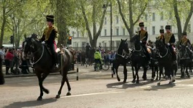 Kraliyet Topçu kralları Birliği Buckingham Sarayı, Londra 'da Guard değiştirme rotasında. Birdcage yürümek doğru bakarak alınmıştır