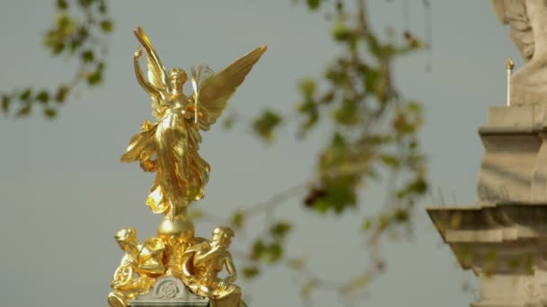 Estatua Victoria Alada Cima Del Victoria Memorial Londres Vista Través — Vídeo de stock