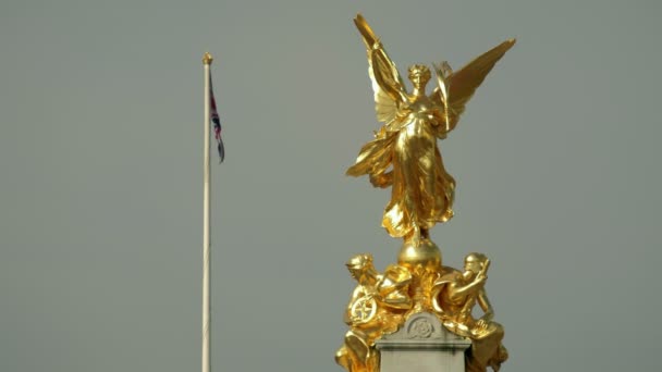 Patung Winged Victory Atas Victoria Memorial London Union Jack Terbang — Stok Video