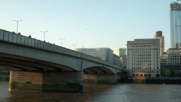 Pan Desde London Bridge Hasta City Desde City Pier Tomado — Vídeos de Stock