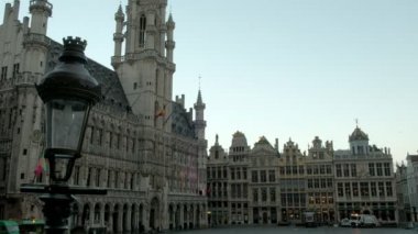 Grand Place'te bir lamba direğinin çerçeveli Brüksel Belediye Binası'nın ön cephesini eğin. Bir bahar sabahı şafakta çekilen