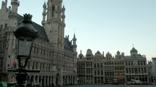 Нахиліть Фасад Брюссельської Ратуші Обрамленого Ліхтарем Великому Місці Прийнято Світанку — стокове відео