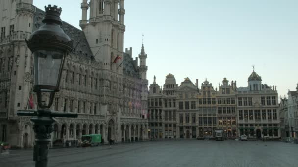 夜明けのグランドプレイスブリュッセルの静的なショット 市役所は左側にあり ショットはランプポストで囲まれている — ストック動画