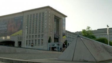 Bir bahar sabahı Belçika Kraliyet Kütüphanesi doğru Place de l'Albertine karşısında Pan