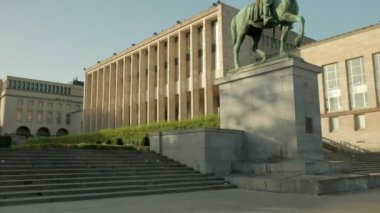 Arkasında Belçika kraliyet kütüphanesi ile Mont Des Arts Kral Albert I heykeli kadar tilt