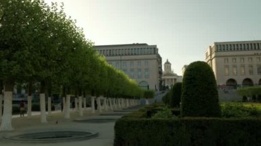 Brüksel'deki Mont Des Arts'ın bahçesinden Belçika Kraliyet Kütüphanesi'ne pan