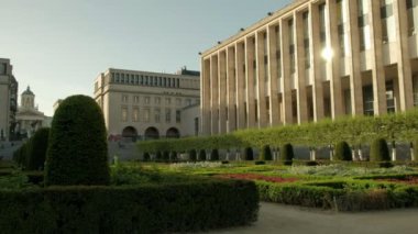 Belçika Kraliyet Kütüphanesi'nden Brüksel'deki Mont Des Arts'ın bahçesinde pan