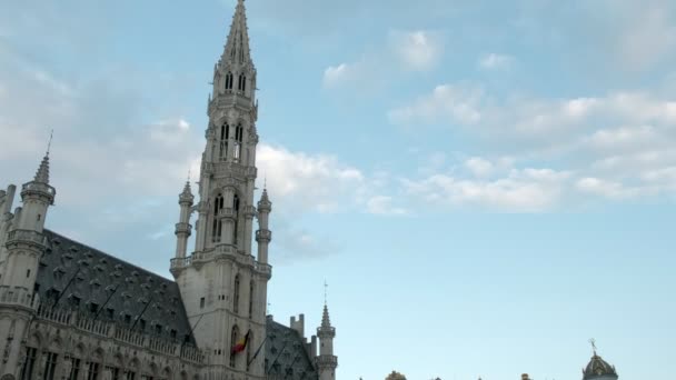 ブリュッセル ベルギー 2019年4月24日 4月の寒い春の朝にブリュッセル市庁舎の塔からグランドプレイスに傾く — ストック動画
