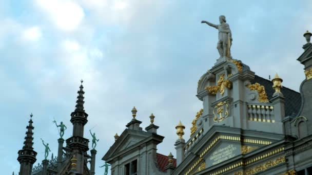 벨기에 브뤼셀의 플레이스의 화려한 옥상을 지나가는 구름의 — 비디오
