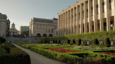 Brüksel'de Mont Des Art bahçesistatik geniş çekim. Arkasında Kilisesi Saint Jacque ile Belçika Kraliyet Kütüphanesi tarafından Çerçeveli