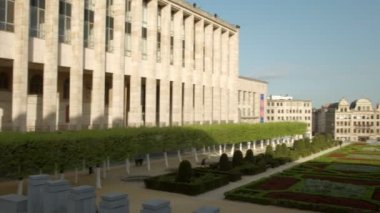 Mont des Arts karşısında Belçika Kütüphanesi'nden Pan. Kral I. Albert'In heykeli ve belediye binası arka planda.