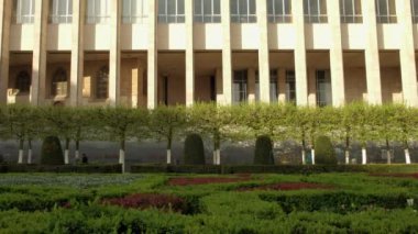 Mont des Arts bahçesinden Belçika Kraliyet Kütüphanesi'nin ön cephesine eğim