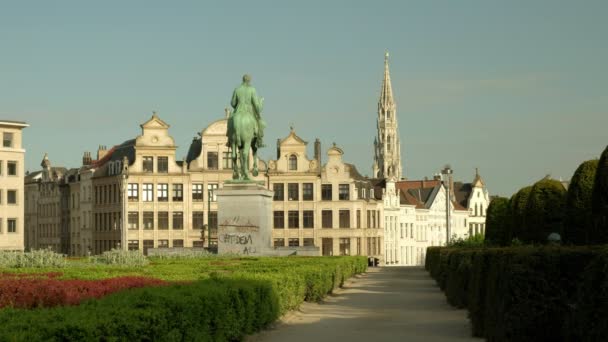ブリュッセルのモン アーツとアルバート1世の像のロングショット グランドプレイスの市庁舎の塔は背景にあります — ストック動画