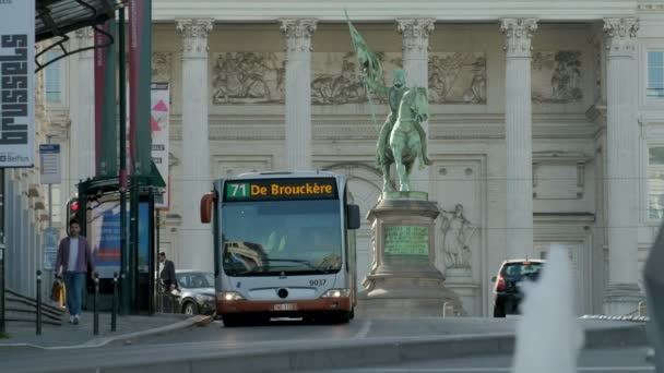 Bryssel Belgien April 2019 Statisk Lång Skott Buss Som Lämnar — Stockvideo