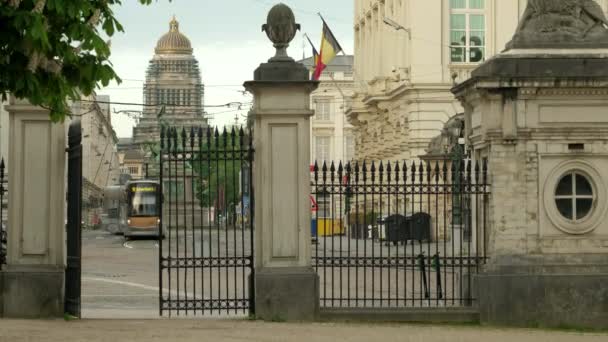 歴史的な市内中心部のブリュッセル公園のゲートを通るモダンなトラムのクリップ — ストック動画