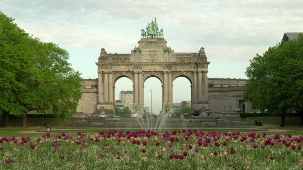 Statische Aufnahme Blühender Blumen Und Brunnen Vor Dem Triumphbogen Brüssel — Stockvideo