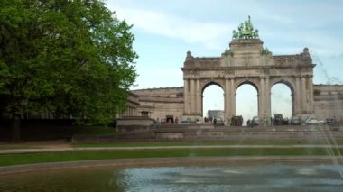 Triumphal Arch ve müze ile Jubilee Park çeşme karşısında Pan