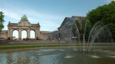 Brüksel'de arka planda Triumphal Arch ve müze ile Jubilee Park'ta çeşme Statik çekim