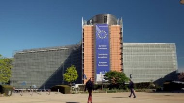 Brüksel/Belçika - 26 Nisan 2019: Brüksel'de Avrupa Komisyonu'nun Berlaymont binası önünden geçen erkekler