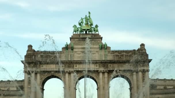 Çeşme Suyu Ile Brüksel Triumphal Arch Üst Yakın Çekim — Stok video