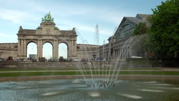 Statisk Bild Fontän Jubilee Park Med Triumphal Arch Och Museum — Stockvideo