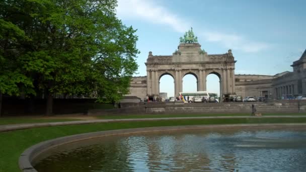 Pfanne Über Brunnen Jubiläumspark Mit Triumphbogen Und Museum Als Frau — Stockvideo