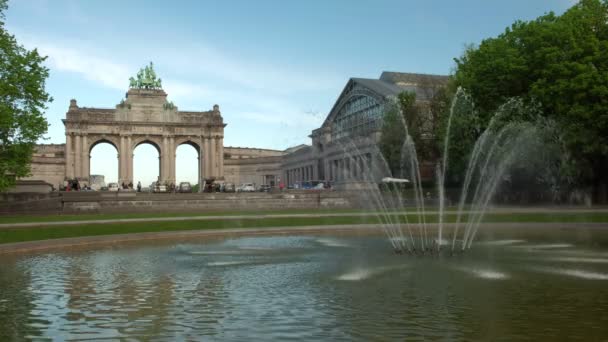 Static Shot Fountain Jubilee Park Met Triomfboog Museum Achtergrond Brussel — Stockvideo