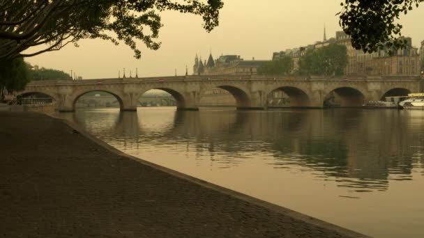 Amplia Toma Estática Pont Neuf París Amanecer Enmarcado Por Árboles — Vídeos de Stock