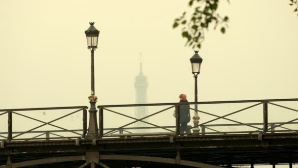 2019年4月30日 黎明时分 一名妇女穿过巴黎艺术桥的长枪 埃菲尔铁塔在背景中 — 图库视频影像
