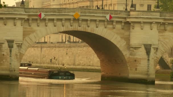 Dlouhá Střela Nákladního Člunu Projížděného Pod Pont Neuf Paříži Během — Stock video