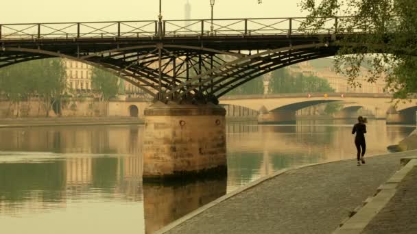 在巴黎黎明时分 女慢跑者沿着塞内河岸和艺术桥奔跑 — 图库视频影像