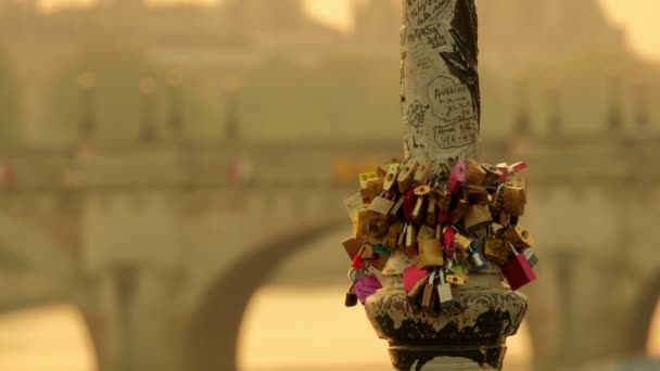 Αγάπη Κλειδώνει Στο Pont Des Arte Paris Αποεστιασμένη Φόντο — Αρχείο Βίντεο