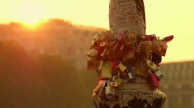 Defokus arka plan ile Pont des Arte Paris üzerinde aşk kilitleri arkasında Sunrise