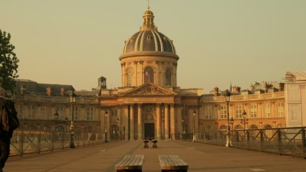 Şafakvakti Paris Institut France Doğru Pont Des Arts Üzerinde Yürüyen — Stok video