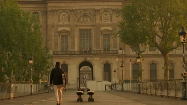 Paris França Abril 2019 Longo Tiro Homem Atravessando Pont Des — Vídeo de Stock