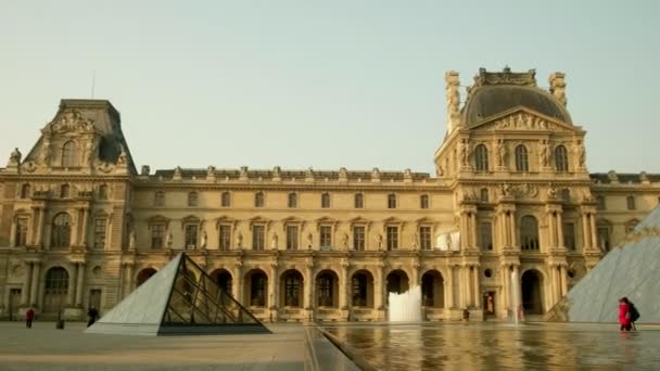 Paris Frankrike April 2019 Vidvinkel Panorera Över Fasaden Louvren Till — Stockvideo