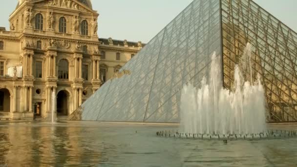 Paříž Francie Dubna 2019 Pomalé Naklonění Pyramidy Louvre Fontána Paříži — Stock video