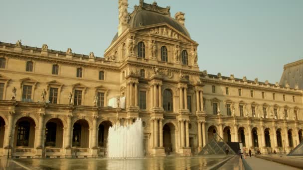 Paříž Francie Dubna 2019 Nízká Široká Spona Fasády Louvre Fontány — Stock video